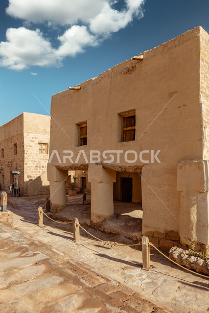 البيوت والمنازل التراثية الطينية، المعالم والمناطق التاريخية القديمة، القمم والمرتفعات الجبلية، المباني الاثرية في القرية القديمة في محافظة العلا في المملكة العربية السعودية، التكوينات والتشكيلات الصخرية في الاماكن السياحية