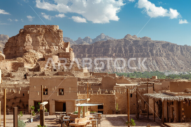 البيوت والمنازل التراثية الطينية، المعالم والمناطق التاريخية القديمة، القمم والمرتفعات الجبلية، المباني الاثرية في القرية القديمة في محافظة العلا في المملكة العربية السعودية، التكوينات والتشكيلات الصخرية في الاماكن السياحية
