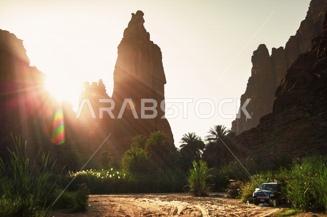 صورة جمالية لمناظر الأخاديد الساحرة لجبال و وادي الديسة في منطقة تبوك ، التكوينات الصخرية في المدينة ، روعة و جمال الطبيعة الخلابة في المملكة العربية السعودية