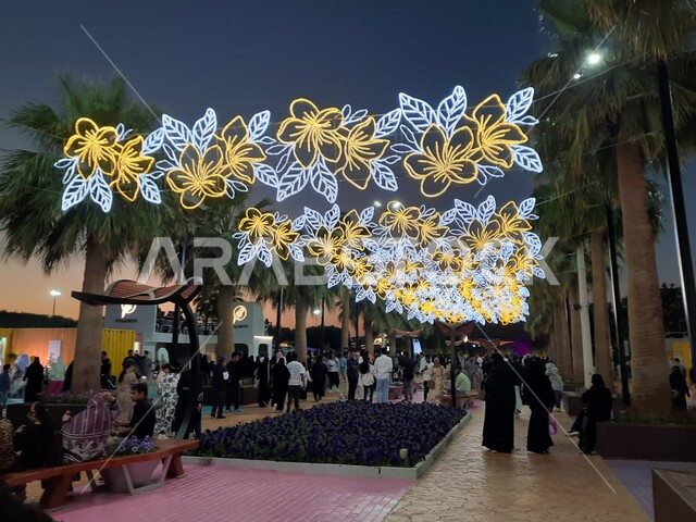 وجهه عائلية بيئية ثقافية وترفيهية، معرض ومهرجان طبيعي سياحي في المملكة العربية السعودية، حقول الورود الملونة في مهرجان الزهور والحدائق، الحفاظ على البيئة والتنمية المستدامة، التصميم والديكور المتميز في حديقة مدينة ينبع الصناعية وقت الغروب