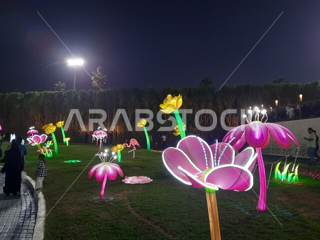 الحفاظ على البيئة والتنمية المستدامة، توافد الزوار والسائحين للاستمتاع بفعاليات مهرجان الزهور، وجهه عائلية ثقافية وترفيهية، التصميم والديكور المتميز في حديقة المناسبات بمدينة ينبع الصناعية وقت الليل، مهرجان ومعرض طبيعي سياحي في المملكة العربية السعودية