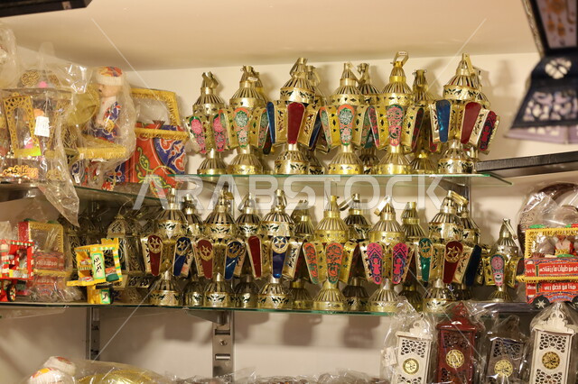 البهجة بقدوم رمضان المبارك, محل لبيع الفوانيس والمنتجات والاكسسوارات التراثية, الأجواء الرمضانية الروحانية في المملكة العربية السعودية, الاحتفال بالمناسبات الدينية الإسلامية, ديكور وزينة شهر الخير، سوق شعبي تقليدي في مدينة جدة 