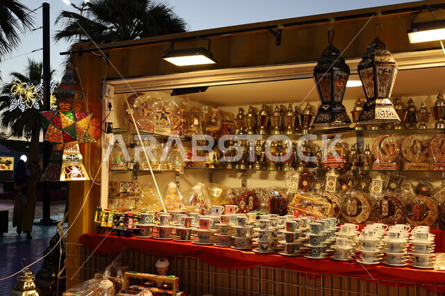 محل لبيع الفوانيس والمنتجات والاكسسوارات التراثية, الأجواء الرمضانية الروحانية في المملكة العربية السعودية, الاحتفال بالمناسبات الدينية الإسلامية, البهجة بقدوم رمضان المبارك, ديكور وزينة شهر الخير، سوق شعبي تقليدي في مدينة جدة 