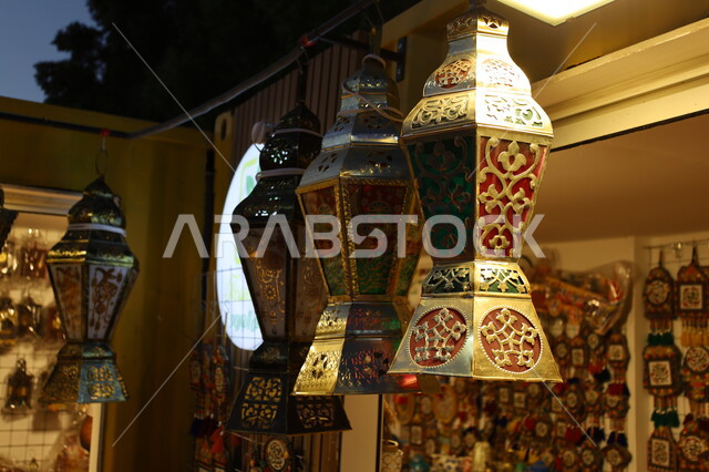 البهجة بقدوم رمضان المبارك, محل لبيع الفوانيس والمنتجات والاكسسوارات التراثية, الأجواء الرمضانية الروحانية في المملكة العربية السعودية, الاحتفال بالمناسبات الدينية الإسلامية, ديكور وزينة شهر الخير، سوق شعبي تقليدي في مدينة جدة 