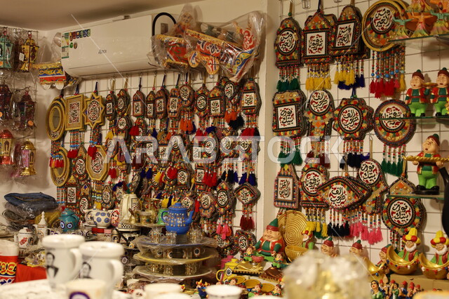 محل لبيع الفوانيس والمنتجات والاكسسوارات التراثية, الأجواء الرمضانية الروحانية في المملكة العربية السعودية, الاحتفال بالمناسبات الدينية الإسلامية, البهجة بقدوم رمضان المبارك, ديكور وزينة شهر الخير، سوق شعبي تقليدي في مدينة جدة 