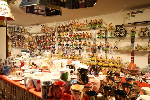 البهجة بقدوم رمضان المبارك, محل لبيع الفوانيس والمنتجات والاكسسوارات التراثية, الأجواء الرمضانية الروحانية في المملكة العربية السعودية, الاحتفال بالمناسبات الدينية الإسلامية, ديكور وزينة شهر الخير، سوق شعبي تقليدي في مدينة جدة 