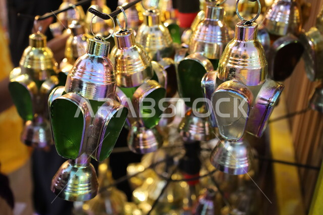 محل لبيع الفوانيس والمنتجات والاكسسوارات التراثية, الأجواء الرمضانية الروحانية في المملكة العربية السعودية, الاحتفال بالمناسبات الدينية الإسلامية, البهجة بقدوم رمضان المبارك, ديكور وزينة شهر الخير، سوق شعبي تقليدي في مدينة جدة 