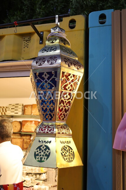 البهجة بقدوم رمضان المبارك, محل لبيع الفوانيس والمنتجات والاكسسوارات التراثية, الأجواء الرمضانية الروحانية في المملكة العربية السعودية, الاحتفال بالمناسبات الدينية الإسلامية, ديكور وزينة شهر الخير، سوق شعبي تقليدي في مدينة جدة 