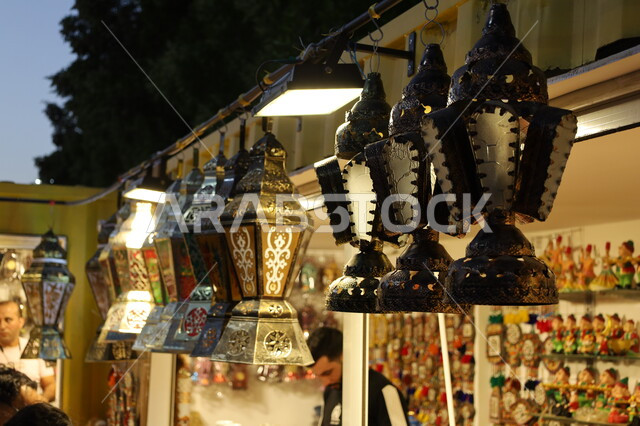 محل لبيع الفوانيس والمنتجات والاكسسوارات التراثية, الأجواء الرمضانية الروحانية في المملكة العربية السعودية, الاحتفال بالمناسبات الدينية الإسلامية, البهجة بقدوم رمضان المبارك, ديكور وزينة شهر الخير، سوق شعبي تقليدي في مدينة جدة 