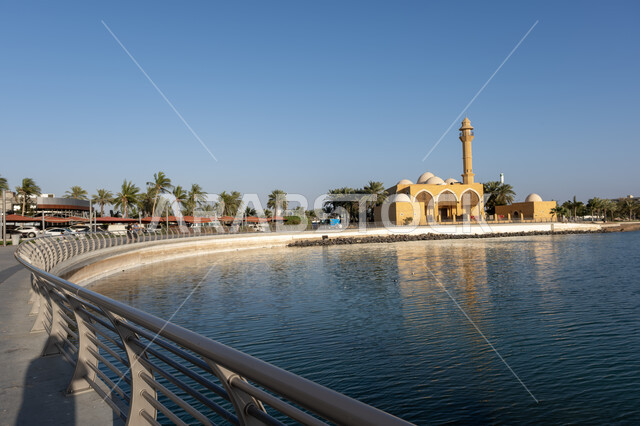 Sheikh Abdul Qader Faqih Mosque in Jeddah, the ancient Islamic architectural art in building mosques, Islamic civilization and religious landmarks, tourism in the Kingdom of Saudi Arabia, a view of the clear sky