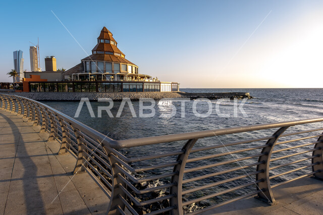 الاماكن السياحية على الكورنيش في وقت النهار، الواجهة البحرية في مدينة جدة بالمملكة العربية السعودية، الاستمتاع بالمناظر الطبيعية في مطعم الودعة، منظر السماء الصافية