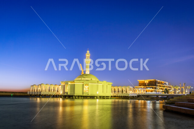 الفن الهندسي المعماري لبناء المساجد على الطراز الإسلامي، نداء المسلمين للصلاة والعبادة والتقرب الى الله، مسجد الرحمة العائم على ساحل البحر الأحمر في مدينة جدة بالمملكة العربية السعودية وقت غروب الشمس، إطلالة بحرية ساحلية، المناطق الدينية السياحية المشهورة