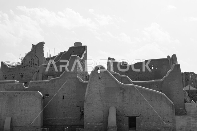 الفن الهندسي المعماري القديم للمباني الأثرية والبيوت الطينية في حي الطريف في الدرعية القديمة، مكان سياحي تراثي في السعودية، معالم أثرية تاريخية مشهورة، تأسيس الدولة السعودية الأولى 1727م، يوم بدينا 22 فبراير، إحياء تراث المملكة