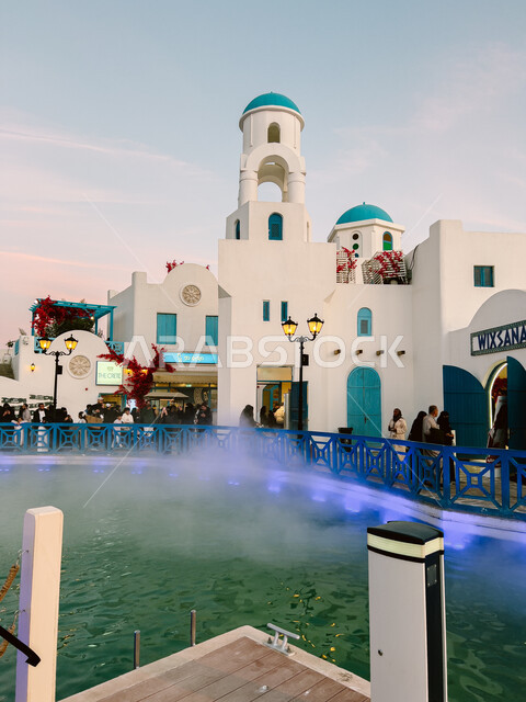 معالم جذب واستقطاب السائحين، نشاط وفعالية مائية متميزة، اكتشاف الحضارات والثقافات حول العالم, أبرز المناطق الترفيهية في المملكة العربية السعودية، الفن الهندسي المعماري للمباني المطلة على البحيرة الصناعية في البوليفارد ورلد في مدينة الرياض