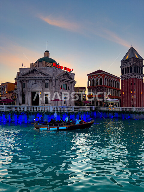 اكتشاف الحضارات والثقافات حول العالم, أبرز المناطق الترفيهية في المملكة العربية السعودية، فعالية ونشاط مائية متميزة، معالم جذب واستقطاب السائحين، الفن الهندسي المعماري للمباني المطلة على البحيرة الصناعية في البوليفارد ورلد في مدينة الرياض