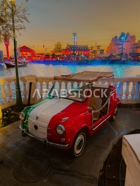 مجسم لسيارة على الطراز القديم بجانب البحيرة الصناعية في البوليفارد ورلد في مدينة الرياض، أنشطة وفعاليات مائية متميزة، اكتشاف الحضارات والثقافات حول العالم، أبرز المناطق الترفيهية في المملكة العربية السعودية، معالم جذب واستقطاب السائحين