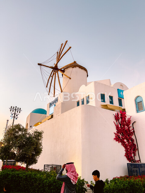 مناطق جذب واستقطاب السائحين من أنحاء العالم، الاستمتاع بالتجارب الممتعة في أبرز المناطق الترفيهية بالمملكة العربية السعودية، القرية اليونانية في البوليفارد ورلد في مدينة الرياض، الفن الهندسي المعماري على الطراز الحديث