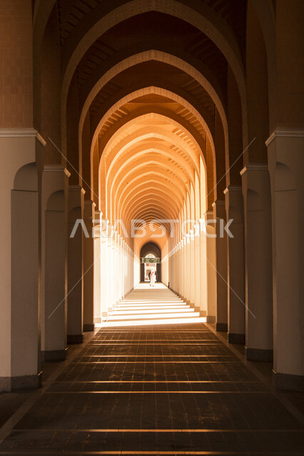 العبادة والتقرب إلى الله تعالى، معلم ومكان اسلامي مقدس، الإحرام من ميقات أبيار علي في السعودية، نقطة انطلاق المسلمين لأداء فريضة الحج والعمرة في مكة المكرمة، مسجد ذو الحليفة بالمدينة المنورة، التصميم الهندسي المعماري لبناء الأعمدة والأقواس في الممر الفارغ