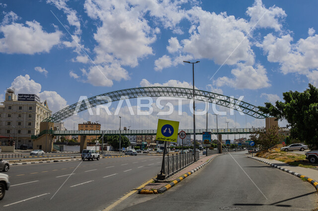 المباني الحديثة المختلفةفي مدينة الطائف، أعمدة الإنارة في الساحات والأرصفة الإسفلتية، الشوارع المعبدة في المملكة العربية السعودية، المحافظة على السلامة المرورية، حركة مرور السيارات في الطرقات، موقع لاستقطاب الزوار والسائحين، منظر السماء المليئة بالغيوم