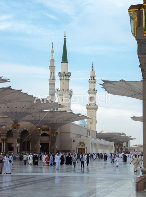 العبادة والتقرب إلى الله، أداء فريضة الصلاة على وقتها، التصميم والديكور على الطراز الإسلامي، الفن الهندسي المعماري للمآذن، المظلات الإلكترونية في المسجد النبوي الشريف في المدينه المنورة، مكان ديني مقدس في المملكة العربية السعودية