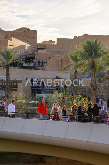 جذب واستقطاب السياح من انحاء العالم، تأسيس الدولة السعودية الأولى 1727م، يوم بدينا 22 فبراير، معالم أثرية تاريخية مشهورة في الرياض، المباني الأثرية والبيوت الطينية في حي الطريف في الدرعية القديمة، الفن الهندسي المعماري على الطراز القديم، مكان سياحي تراثي في السعودية