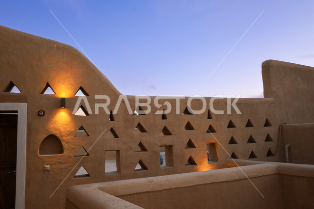 البيوت الطينية والمباني الأثرية في حي الطريف في الدرعية القديمة، معالم أثرية تاريخية مشهورة في الرياض، تأسيس الدولة السعودية الأولى 1727م، جذب واستقطاب السياح من انحاء العالم، يوم بدينا 22 فبراير، الفن الهندسي المعماري على الطراز القديم، مكان سياحي تراثي في السعودية