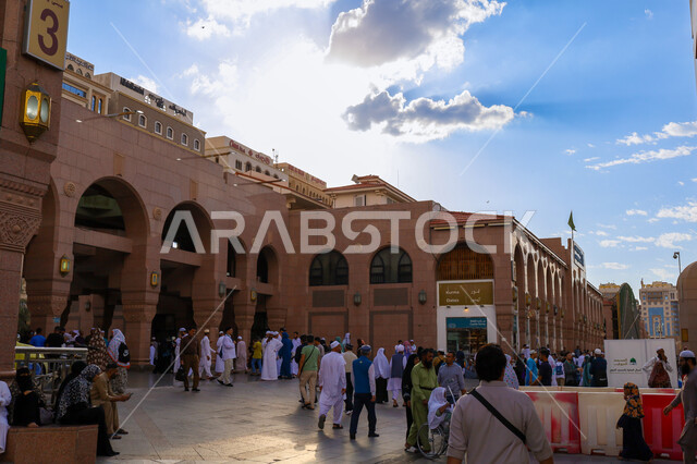 الساحة الخارجية للمسجد النبوي الشريف في المدينة المنورة, مكان ومعلم ديني اسلامي مقدس في المملكة العربية السعودية, مفهوم العبادة والتقرب إلى الله تعالى, الفن الهندسي المعماري على الطراز الاسلامي، مقصد للزوار المسلمين من شتى انحاء العالم