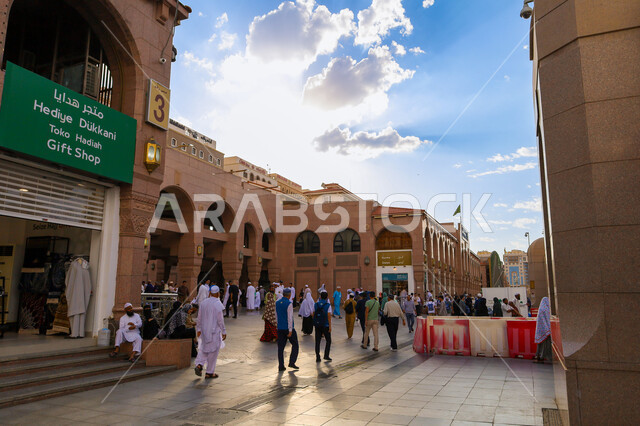 متجر هدايا في الساحة الخارجية للمسجد النبوي الشريف في المدينة المنورة, مكان ومعلم ديني اسلامي مقدس في المملكة العربية السعودية, مفهوم العبادة والتقرب إلى الله تعالى, الفن الهندسي المعماري على الطراز الاسلامي، مقصد للزوار المسلمين من شتى انحاء العالم