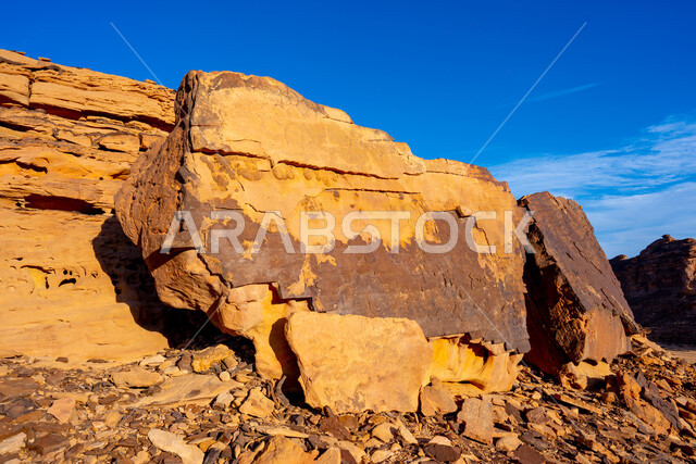 المعالم التاريخية الأثرية القديمة، التكوينات والتشكيلات الصخرية والجبال وسط الطبيعة الرملية في النهار، القمم والمرتفعات الجبلية الطبيعية في المناطق الصحراوية في مدينة العلا، مكان  ومنطقة سياحية مشهورة في المملكة العربية السعودية