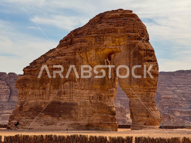 التكوينات والتشكيلات الصخرية والجبال وسط الطبيعة الرملية في النهار، القمم والمرتفعات الجبلية الطبيعية في المناطق الصحراوية في مدينة العلا، المعالم التاريخية الأثرية القديمة، مكان  ومنطقة سياحية مشهورة في المملكة العربية السعودية