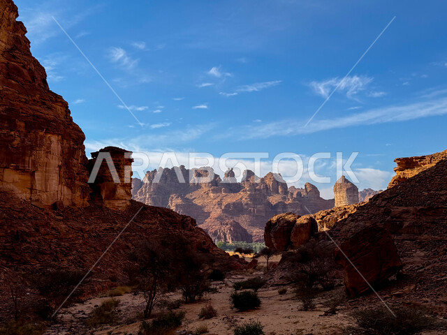 المعالم التاريخية الأثرية القديمة، التكوينات والتشكيلات الصخرية والجبال وسط الطبيعة الرملية في النهار، القمم والمرتفعات الجبلية الطبيعية في المناطق الصحراوية في مدينة العلا، مكان  ومنطقة سياحية مشهورة في المملكة العربية السعودية