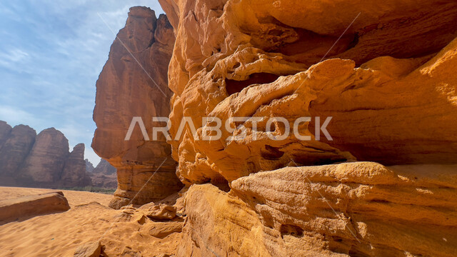 التكوينات والتشكيلات الصخرية والجبال وسط الطبيعة الرملية في النهار، القمم والمرتفعات الجبلية الطبيعية في المناطق الصحراوية في مدينة العلا، المعالم التاريخية الأثرية القديمة، مكان  ومنطقة سياحية مشهورة في المملكة العربية السعودية