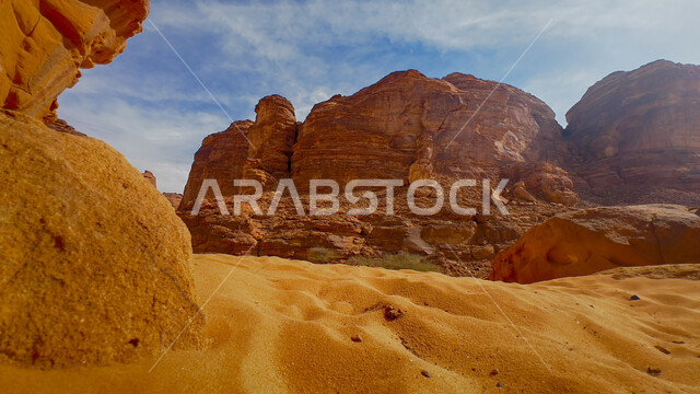 التكوينات والتشكيلات الصخرية والجبال وسط الطبيعة الرملية في النهار، القمم والمرتفعات الجبلية الطبيعية في المناطق الصحراوية في مدينة العلا، المعالم التاريخية الأثرية القديمة، مكان  ومنطقة سياحية مشهورة في المملكة العربية السعودية