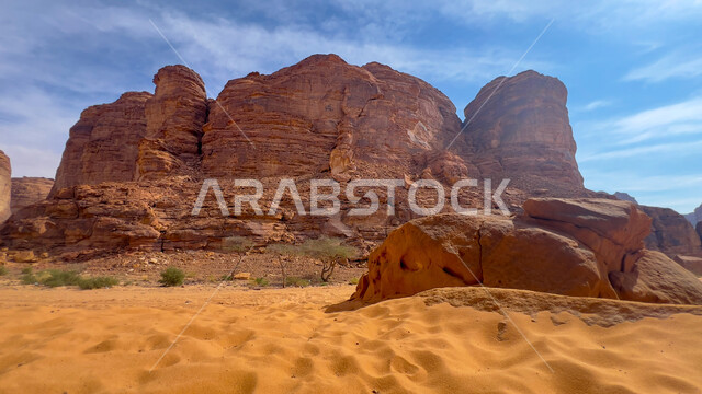 القمم والمرتفعات الجبلية الطبيعية في المناطق الصحراوية في مدينة العلا، المعالم التاريخية الأثرية القديمة، التكوينات والتشكيلات الصخرية والجبال وسط الطبيعة الرملية في النهار، مكان  ومنطقة سياحية مشهورة في المملكة العربية السعودية