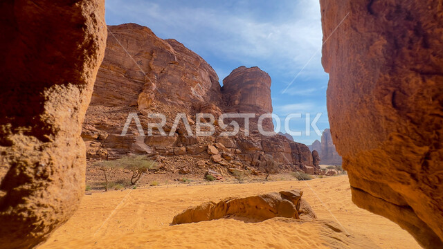 التكوينات والتشكيلات الصخرية والجبال وسط الطبيعة الرملية في النهار، القمم والمرتفعات الجبلية الطبيعية في المناطق الصحراوية في مدينة العلا، المعالم التاريخية الأثرية القديمة، مكان  ومنطقة سياحية مشهورة في المملكة العربية السعودية