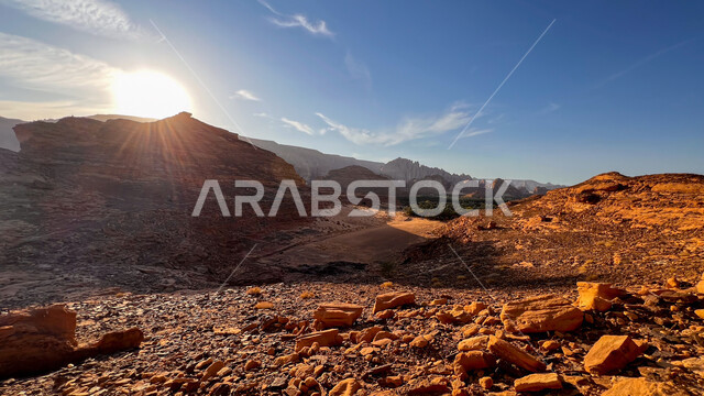 التكوينات والتشكيلات الصخرية والجبال وسط الطبيعة الرملية في النهار، القمم والمرتفعات الجبلية الطبيعية في المناطق الصحراوية في مدينة العلا، المعالم التاريخية الأثرية القديمة، مكان  ومنطقة سياحية مشهورة في المملكة العربية السعودية