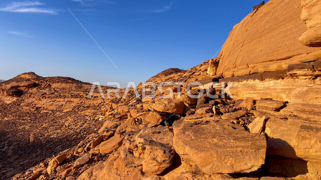 القمم والمرتفعات الجبلية الطبيعية في المناطق الصحراوية في مدينة العلا، المعالم التاريخية الأثرية القديمة، التكوينات والتشكيلات الصخرية والجبال وسط الطبيعة الرملية في النهار، مكان  ومنطقة سياحية مشهورة في المملكة العربية السعودية