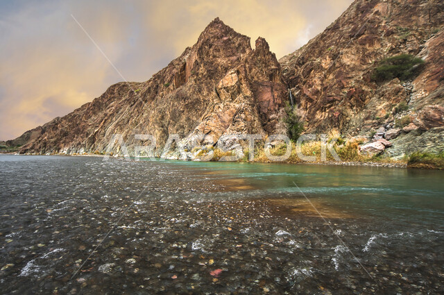 منطقة سياحية مشهورة في دولة سلطنة عمان، منظر المياه الصافية في وادي بين القمم والمرتفعات الجبلية والصخرية، مكان ترفيهي للرحلات والنزهات العائلية, خلفية الطبيعة