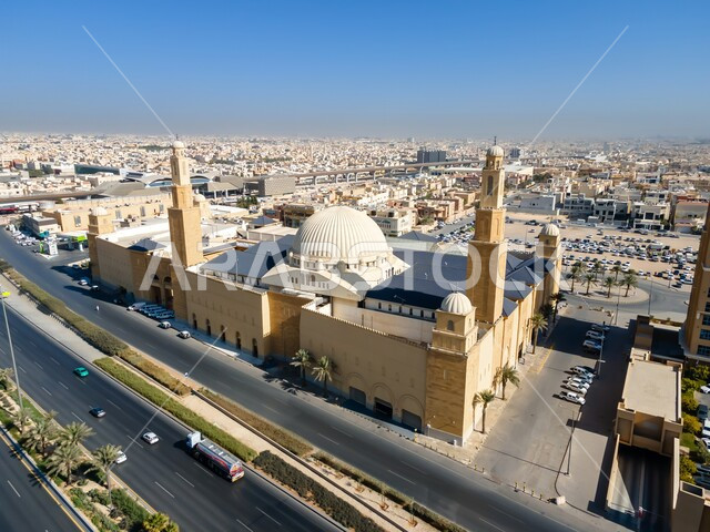 مكان ومعلم ديني مقدس، الفن الهندسي المعماري على الطراز الاسلامي الحديث، الطرق والمنازل والبيوت السكنية، مسجد الراجحي في العاصمة الرياض بالمملكة العربية السعودية في النهار، نداء المسلمين لأداء العبادات والفرائض