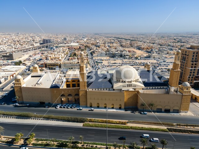 الفن الهندسي المعماري على الطراز الاسلامي الحديث، مكان ومعلم ديني مقدس، الطرق والمنازل والبيوت السكنية، مسجد الراجحي في العاصمة الرياض بالمملكة العربية السعودية في النهار، نداء المسلمين لأداء العبادات والفرائض