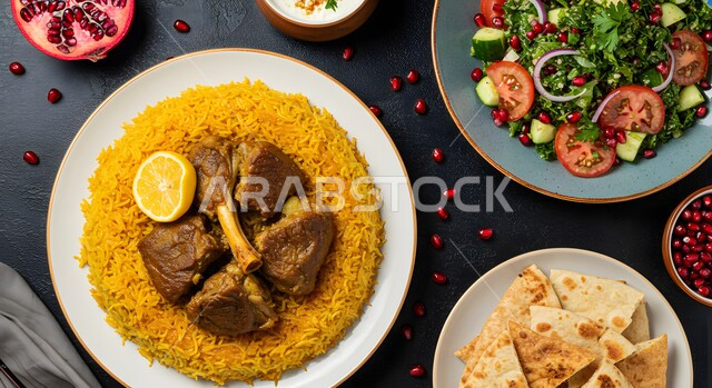 مطابخ ومطاعم سعودية، ولائم وأطباق عربية تقليدية شعبية، صورة علوية عامودية لطبق من أرز الكبسة مع قطع اللحم مع المقبلات، وصفات المأكولات والوجبات الشرقية الشهية، صحن من البرياني الشهير، مهارة إعداد وصفة المندي الخليجي المشهورة بالتوابل الغنية بالنكهات
