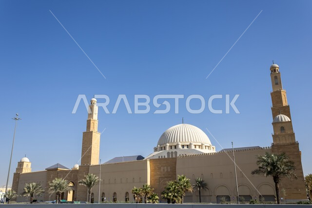 نداء المسلمين لأداء العبادات والفرائض، الطرق والمنازل والبيوت السكنية، الفن الهندسي المعماري على الطراز الاسلامي الحديث، مكان ومعلم ديني مقدس، مسجد الراجحي في العاصمة الرياض بالمملكة العربية السعودية في النهار