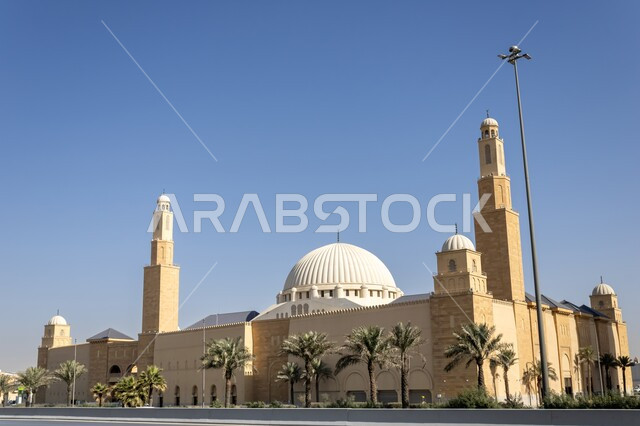 نداء المسلمين لأداء العبادات والفرائض، الطرق والمنازل والبيوت السكنية، الفن الهندسي المعماري على الطراز الاسلامي الحديث، مكان ومعلم ديني مقدس، مسجد الراجحي في العاصمة الرياض بالمملكة العربية السعودية في النهار