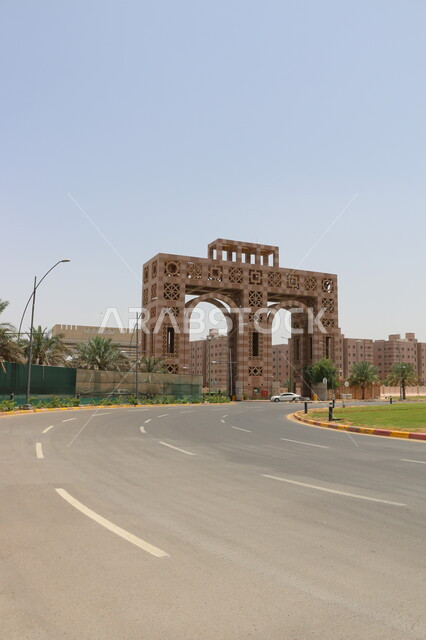 البنية التحتية المتطورة في شوارع المملكة العربية السعودية، النمو والتقدم العمراني لمبنى لجامعة طيبة في المدينة المنورة, الاهتمام بالتشجير وزراعة النباتات الخضراء، الفن الهندسي المعماري على الطراز الحديث, صرح ومعلم ثقافي تعليمي