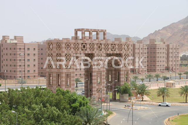 النمو والتقدم العمراني لمبنى جامعة طيبة في المدينة المنورة, الاهتمام بالتشجير وزراعة النباتات الخضراء، الفن الهندسي المعماري على الطراز الحديث, حركة المرور في شوارع المملكة العربية السعودية، صرح ومعلم ثقافي تعليمي