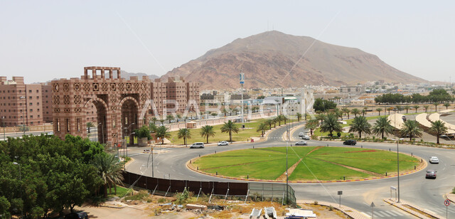 الاهتمام بالتشجير وزراعة النباتات الخضراء، الفن الهندسي المعماري على الطراز الحديث, النمو والتقدم العمراني لمبنى جامعة طيبة في المدينة المنورة, حركة المرور في شوارع المملكة العربية السعودية، صرح ومعلم ثقافي تعليمي