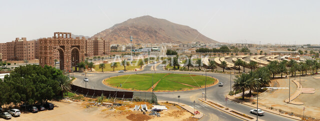 الفن الهندسي المعماري على الطراز الحديث, صورة بانورامية لمبنى جامعة طيبة في المدينة المنورة, الاهتمام بالتشجير وزراعة النباتات الخضراء، حركة المرور في شوارع المملكة العربية السعودية، صرح ومعلم ثقافي تعليمي