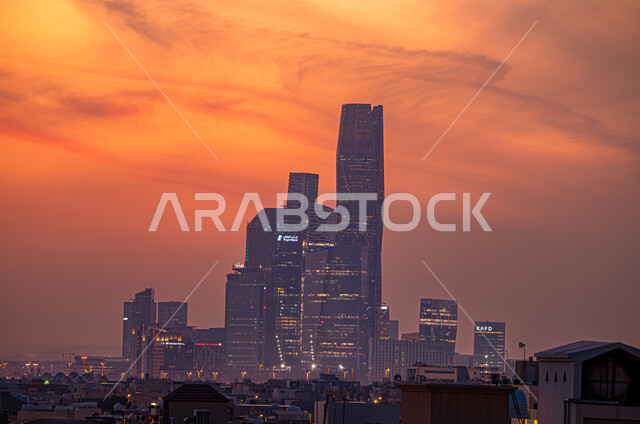 النمو والتقدم العمراني لناطحات السحاب في مدينة الرياض، مركز الملك عبدالله المالي (كافد) في المملكة العربية السعودية وقت غروب الشمس، الأبراج المالية والاقتصادية والمنشأت المعمارية الحديثة، معالم و مناطق سياحية مشهورة