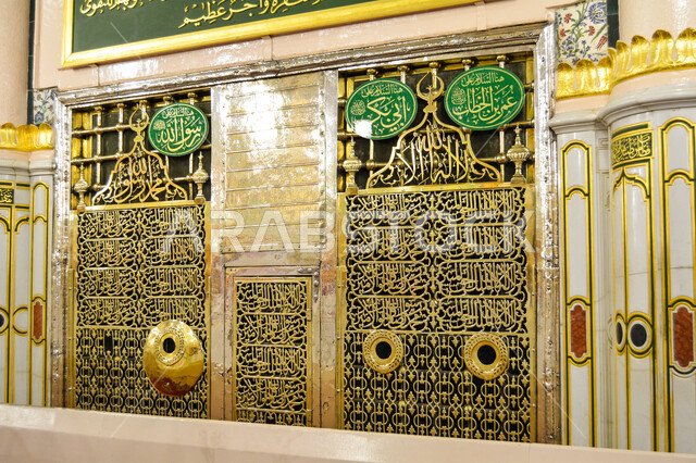 الواجهة النبوية الشريفة لقبر رسول الله, زيارة الروضة المشرفة في المسجد النبوي في المدينة المنورة،  الديكور والتصميم الداخلي على الطراز الاسلامي، مكان ومعلم ديني مقدس في المملكة العربية السعودية, العبادة والتقرب إلى الله