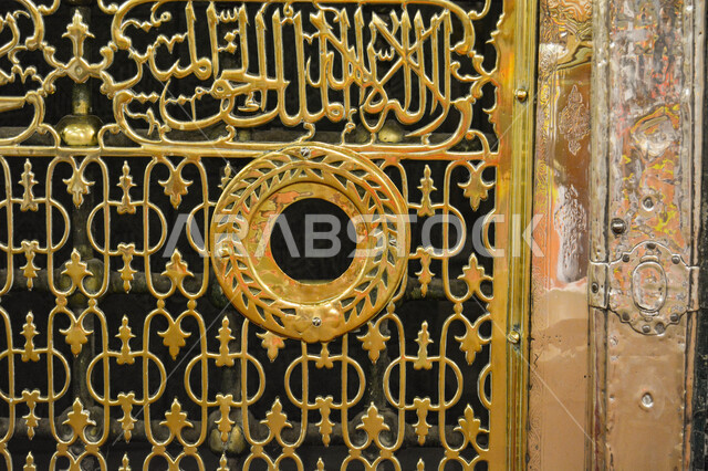 معلم ومكان ديني مقدس في المملكة العربية السعودية, زيارة الروضة المشرفة في المسجد النبوي في المدينة المنورة، صورة مقربة للحجرة النبوية الشريفة, الديكور والتصميم الداخلي على الطراز الاسلامي، العبادة والتقرب إلى الله